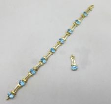 18ct yellow gold bracelet set with oval cut blue stones, stamped 750, L19.5cm, and a similar