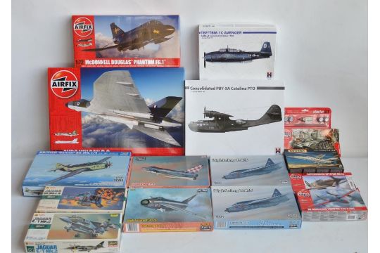 Collection of 1/72 scale aircraft models to include an Airfix Avro Vulcan (please note some parts - Image 1 of 17