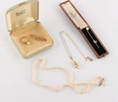 Property of a deceased estate - a quantity of pearl jewellery, comprising a pearl single strand