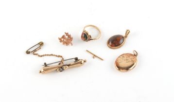 Property of a deceased estate - a small quantity of gold jewellery and scrap gold, including a 9ct