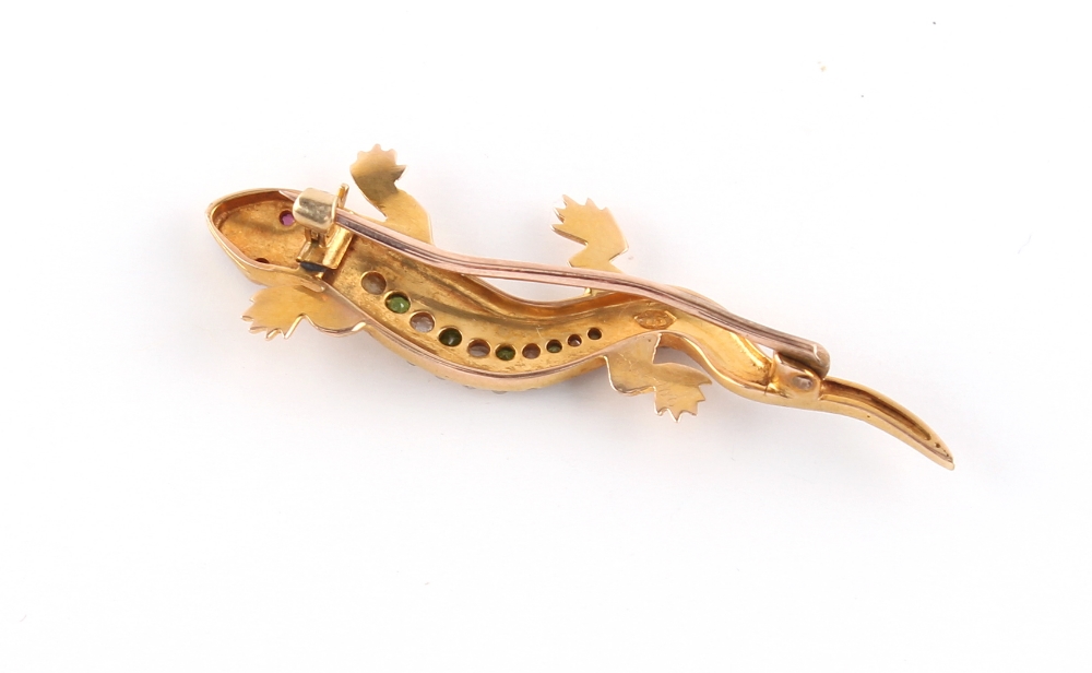 An early 20th century 15ct yellow gold lizard brooch set with seed pearls & green stones, probably - Image 3 of 3
