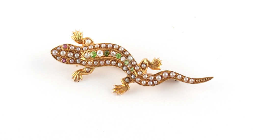 An early 20th century 15ct yellow gold lizard brooch set with seed pearls & green stones, probably - Image 2 of 3