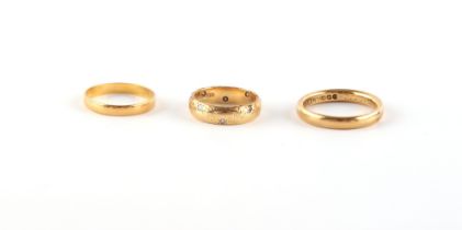 Property of a lady - a plain 18ct yellow gold wedding ring, size O, approximately 5.0 grams;