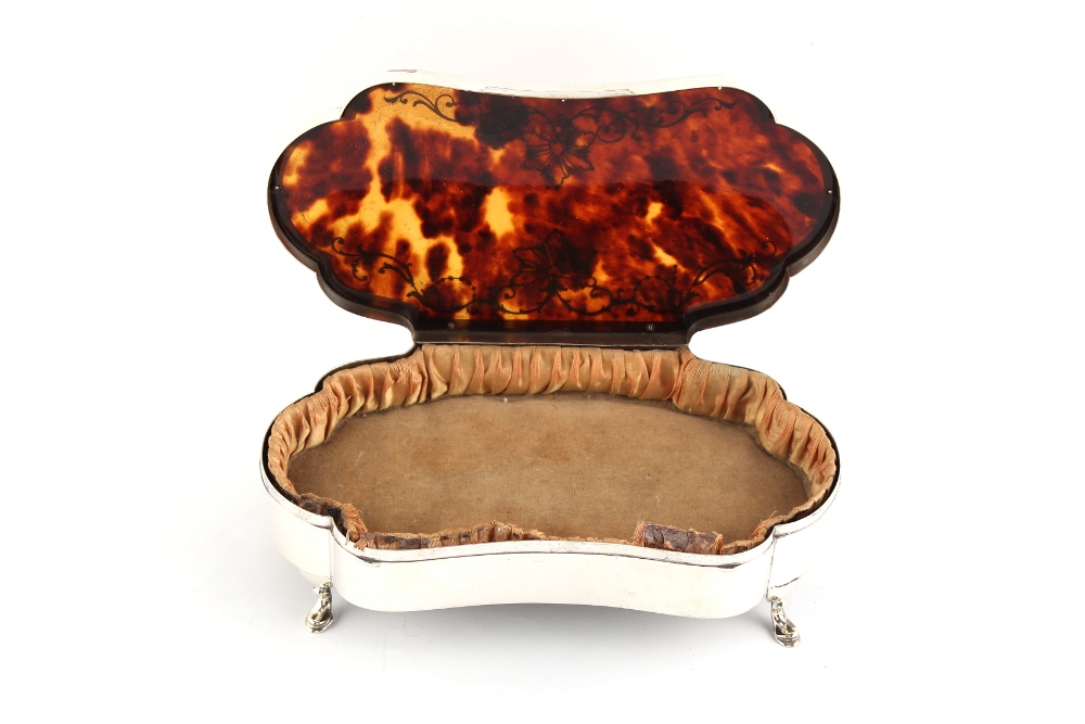 An early 20th century silver & tortoiseshell shaped jewellery box, with lined interior & hoof - Bild 2 aus 3