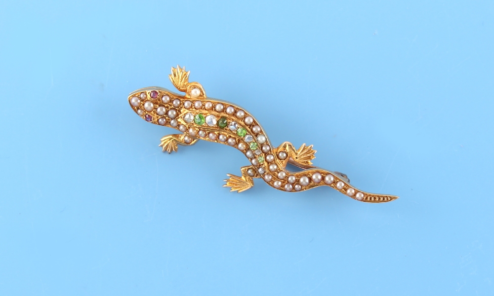 An early 20th century 15ct yellow gold lizard brooch set with seed pearls & green stones, probably