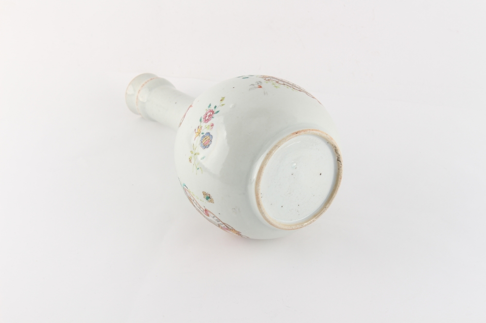 An 18th century Chinese armorial guglet or garlic neck bottle vase, Qianlong period (1736-1795), - Image 4 of 5