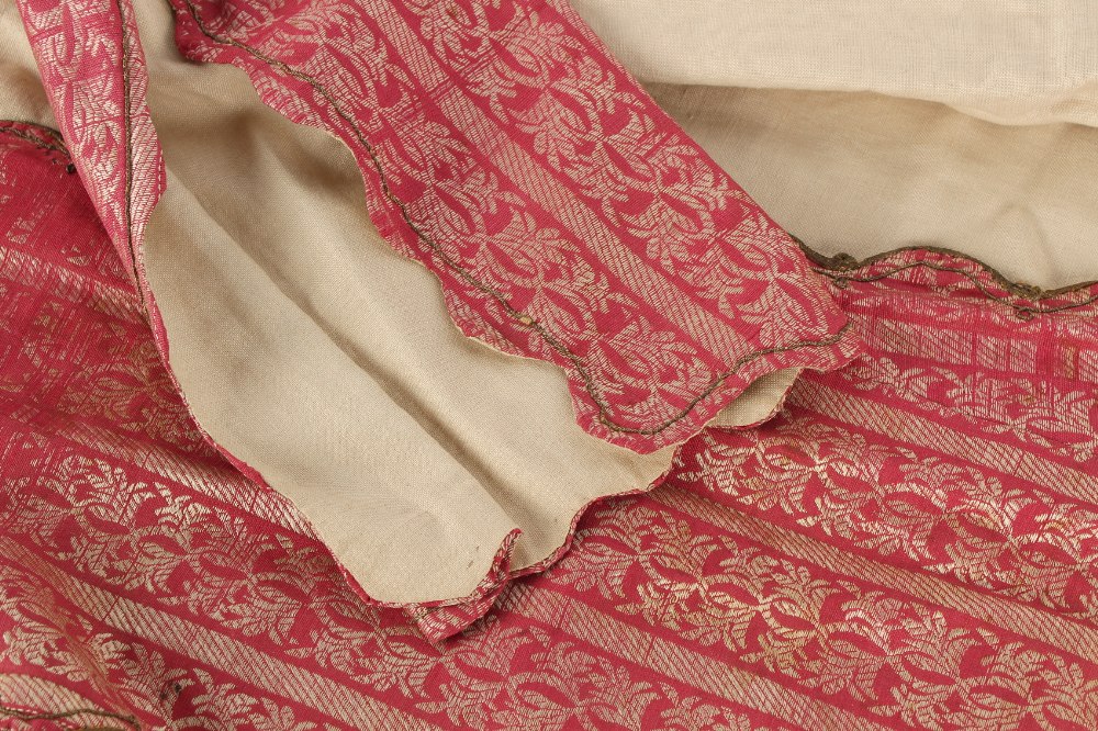Property of a gentleman - an early 20th century Ottoman red silk robe, anteri, with couched gilt - Image 3 of 3