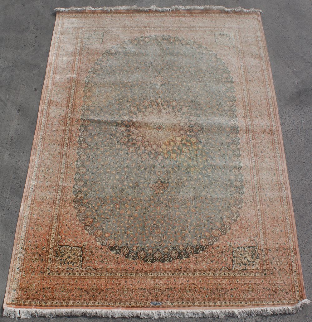 Property of a lady - a fine Persian Qum silk carpet, with pale pink ground, signed to one end in - Bild 5 aus 5