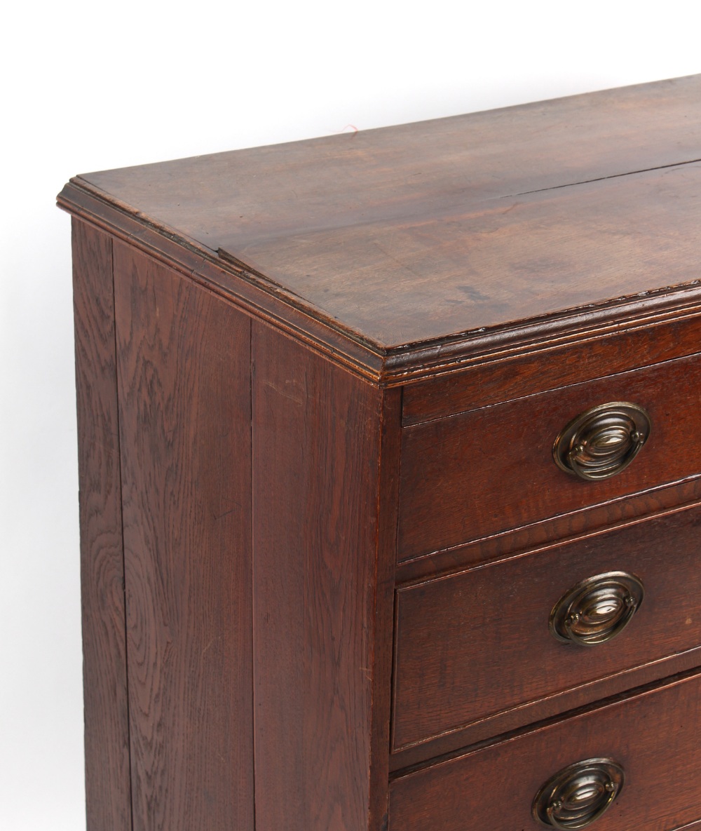 Property of a deceased estate - a George III oak chest of two short & three long graduated - Bild 2 aus 2