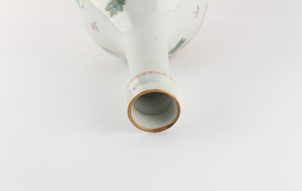 An 18th century Chinese armorial guglet or garlic neck bottle vase, Qianlong period (1736-1795), - Image 5 of 5