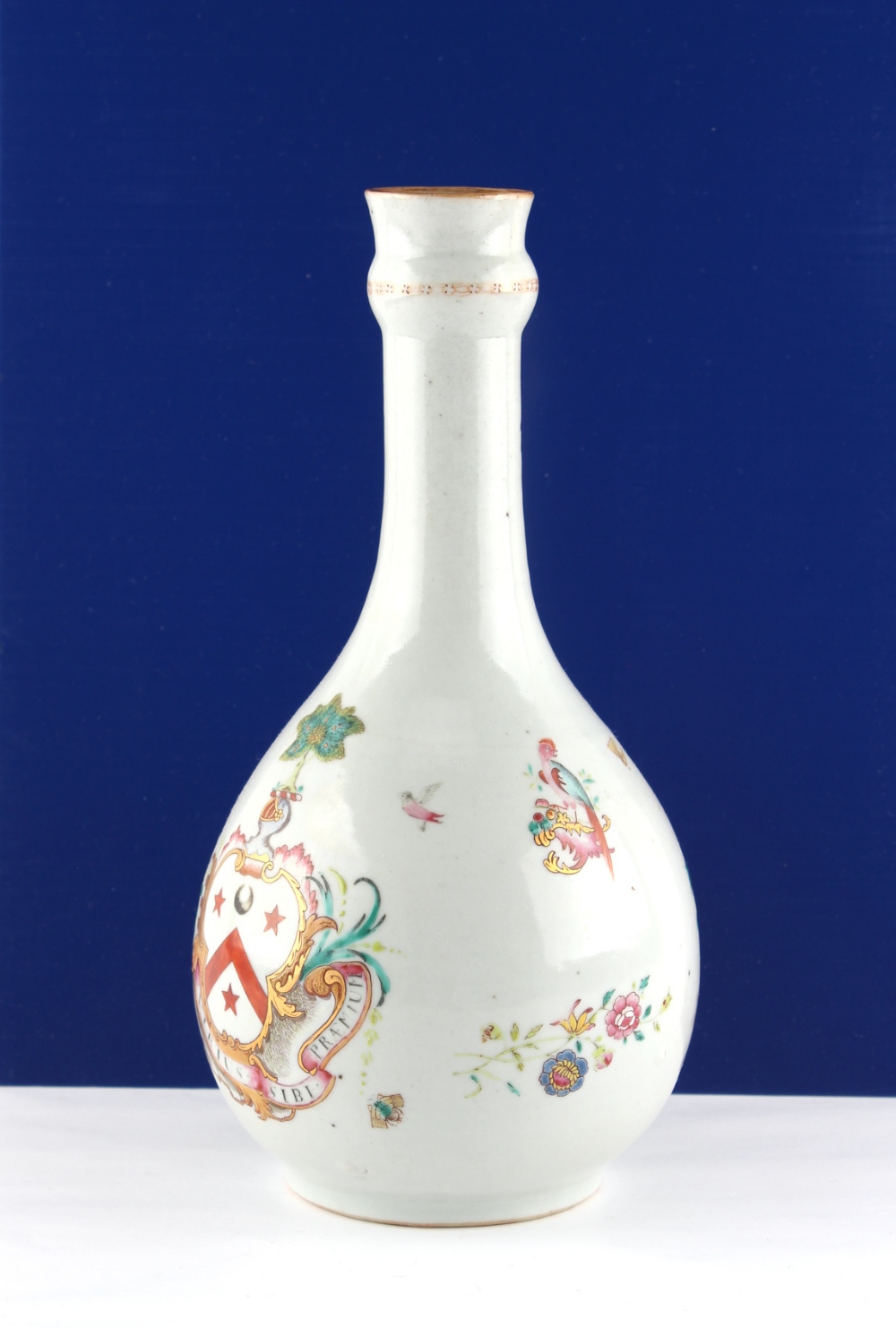 An 18th century Chinese armorial guglet or garlic neck bottle vase, Qianlong period (1736-1795), - Image 3 of 5