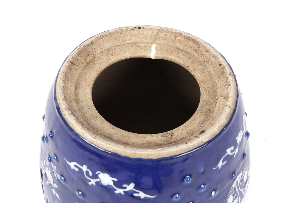 Property of a deceased estate - a late 19th century Chinese reverse white slip on blue ground barrel - Bild 3 aus 3