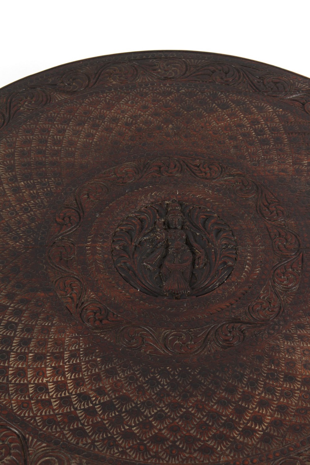 Property of a gentleman - a late 19th / early 20th century Indian carved hardwood circular topped - Bild 2 aus 2