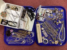 An Assortment of Costume Jewellery, to Include gilt coloured twisted rope chain, diamanté necklace