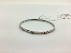 A Modern 9ct White Gold Bangle, with three yellow hearts to the front (internal diameter 6cm) (4.