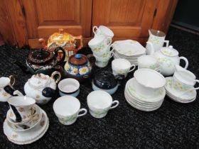 Colclough dinner service comprising of teapot, jugs, cups, saucers, side plates together with