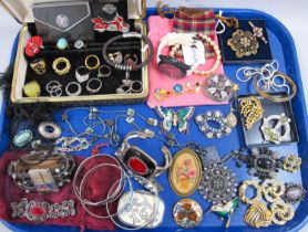 A Mixed Lot of Assorted Costume Jewellery, including Miracle and other brooches, dress rings,