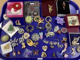A Collection of Brooches, Pins and Scarf Clips, to include Hollywood Celtic style brooch, Jon