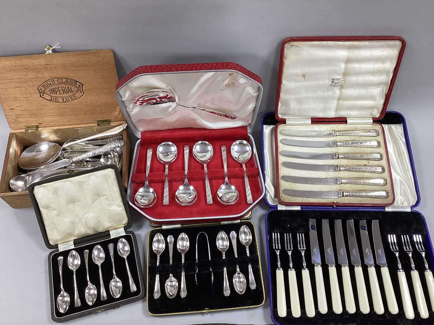 Assorted Cutlery, including hallmarked silver handled tea knives, in original fitted case, dessert