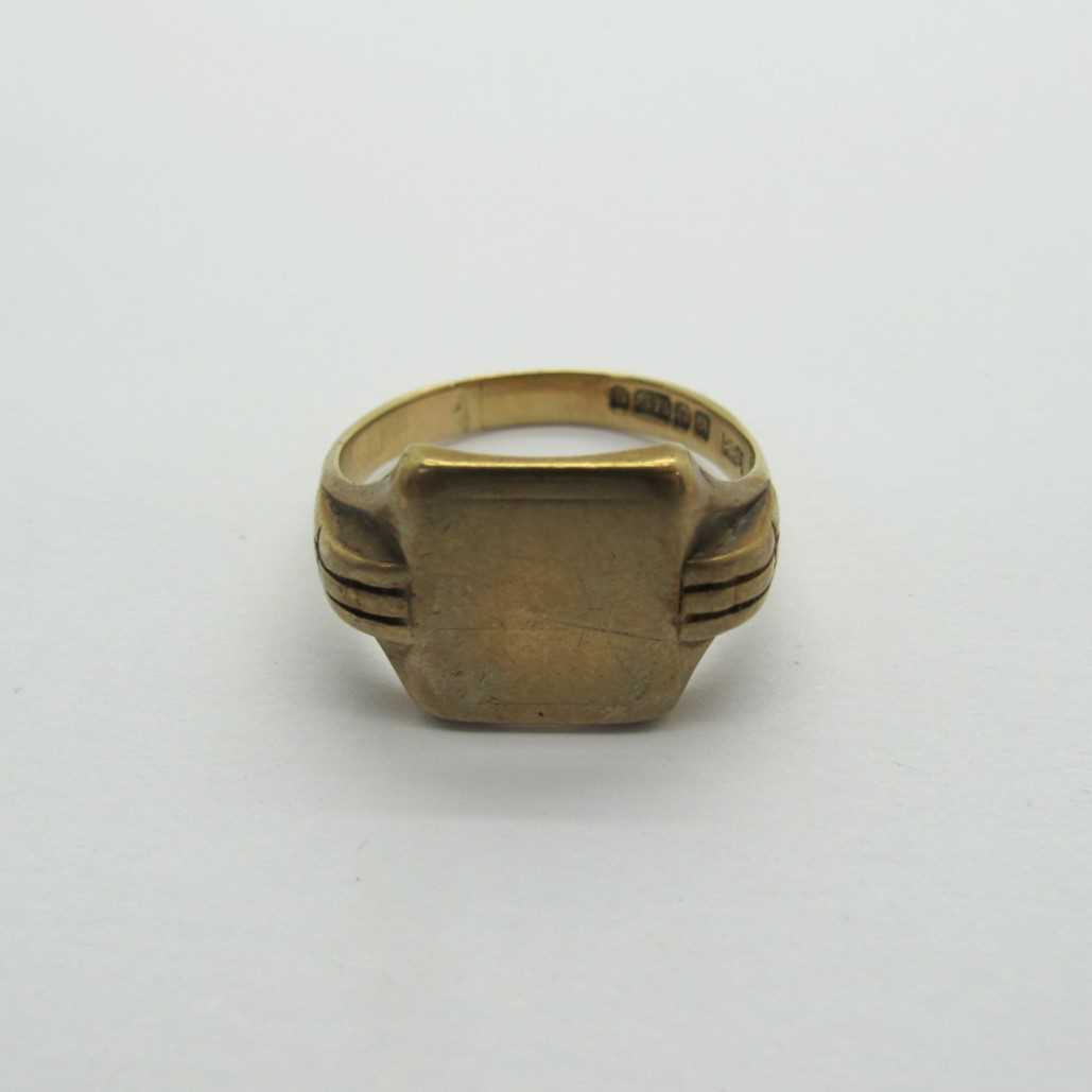 A 9ct Gold Gent's Signet Ring, the rectangular vacant panel, to reeded shoulders (finger size U) (