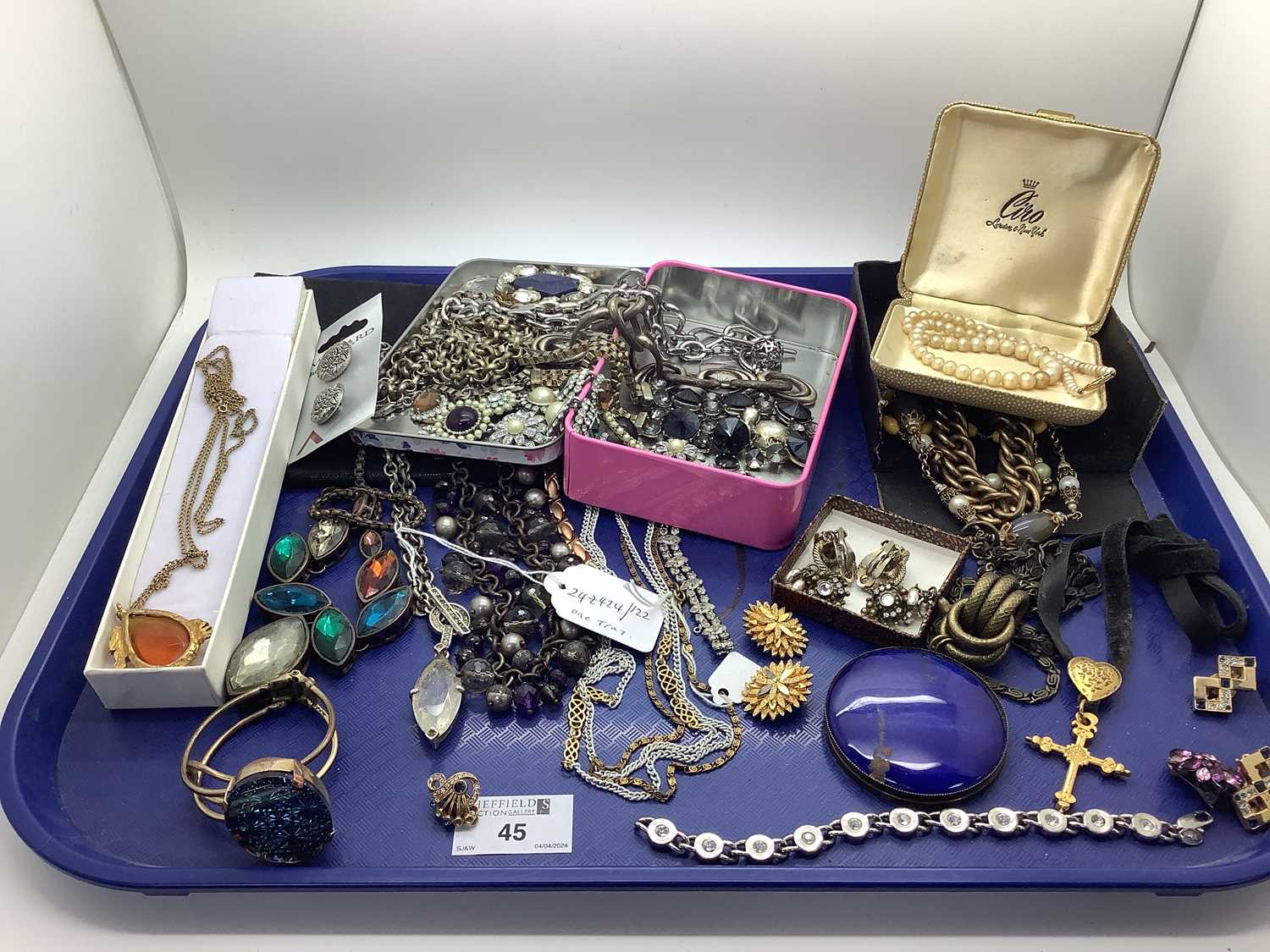 A Mixed Lot of Assorted Costume Jewellery, including necklaces, pendants on chains, imitation