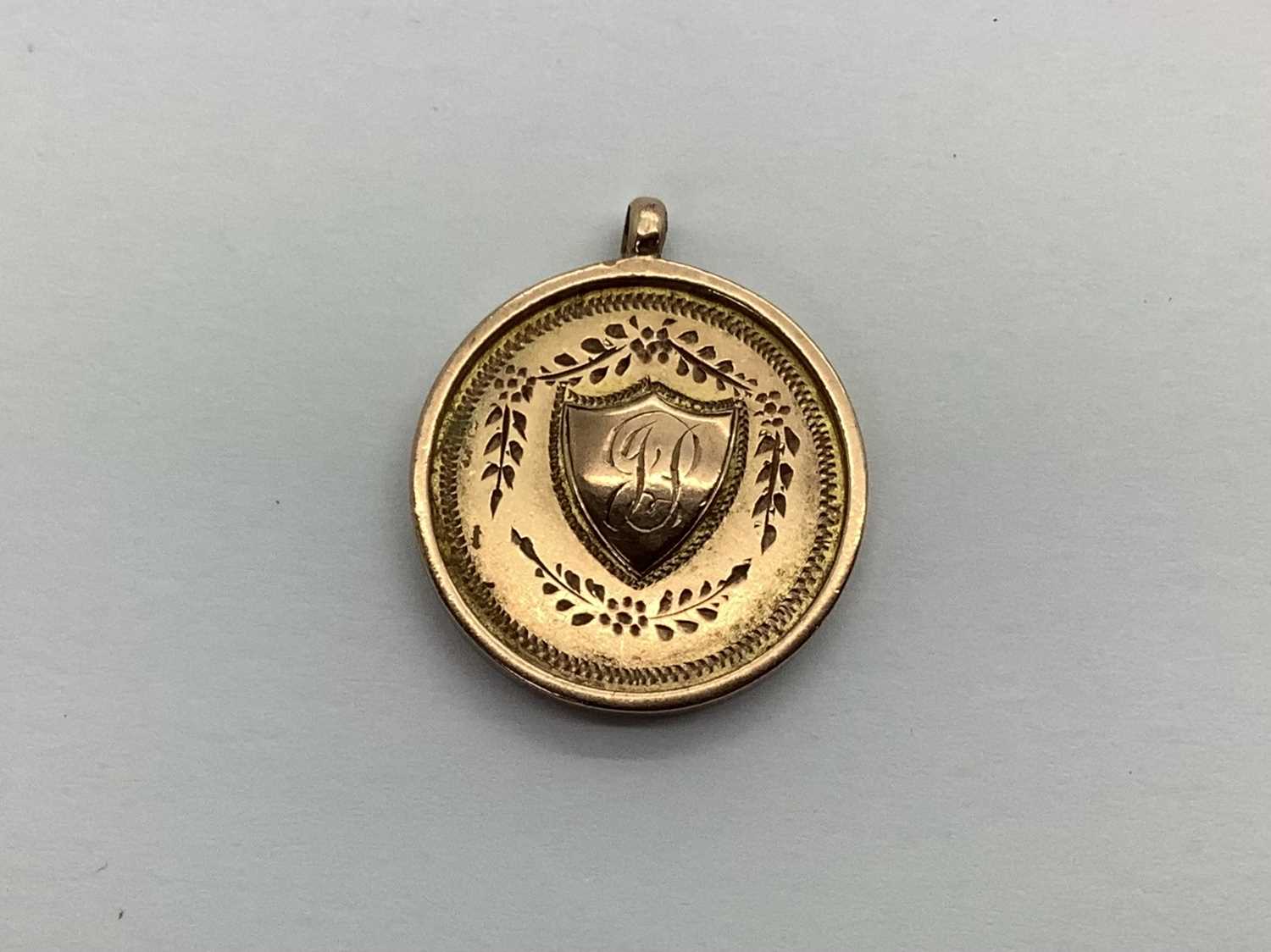 A Chester Hallmarked 9ct Gold Medallion Pendant, initialled and engraved "Gilshochill Garden Plots - Image 2 of 4