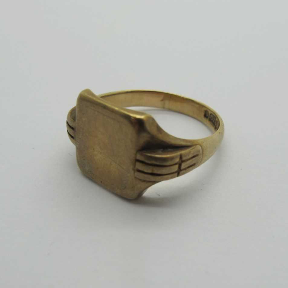 A 9ct Gold Gent's Signet Ring, the rectangular vacant panel, to reeded shoulders (finger size U) ( - Image 2 of 2