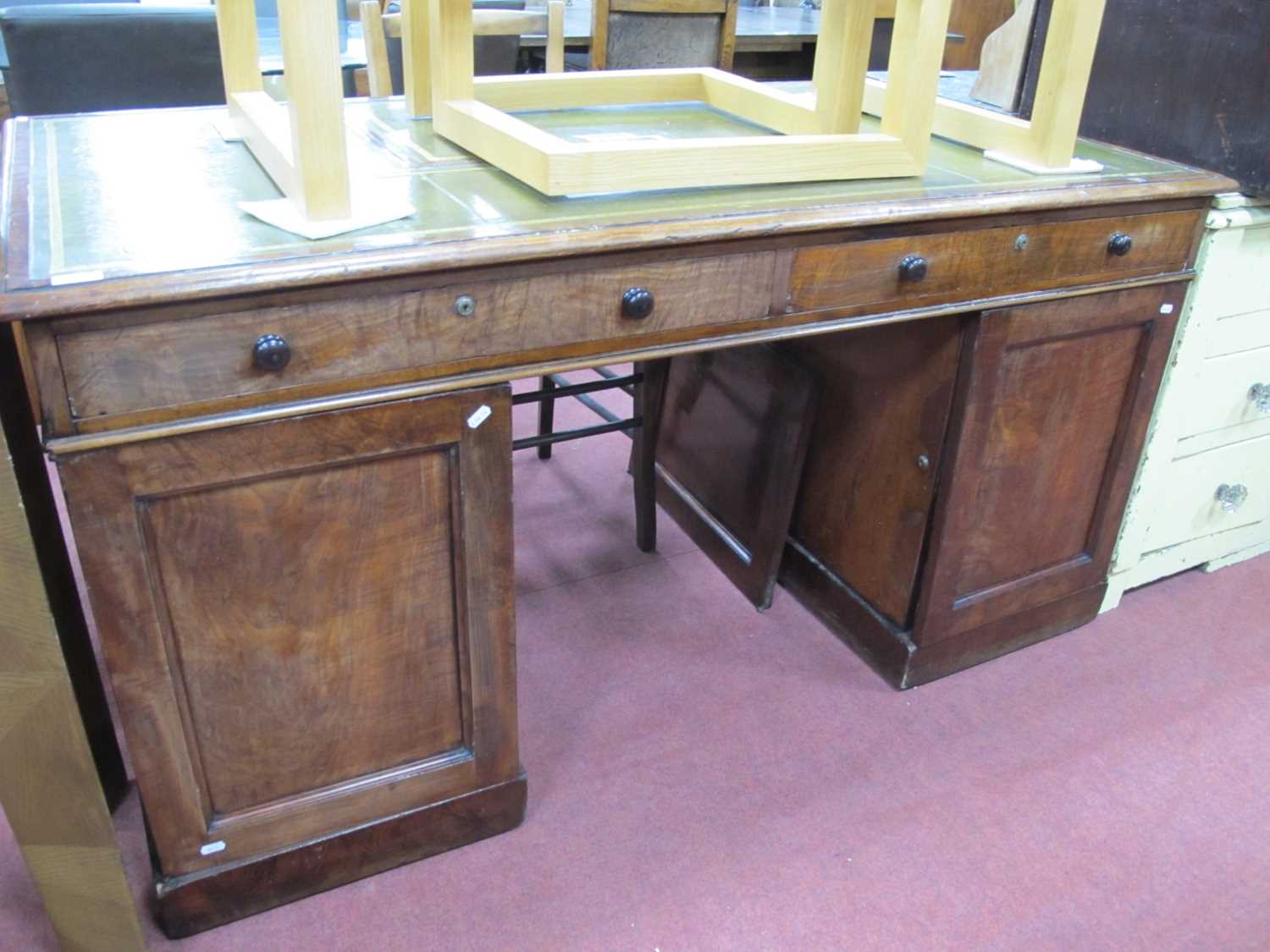 A XIX Century Mahogany Partners Desk, with crossbanded top inset with green leather sciver, hinged - Bild 2 aus 2