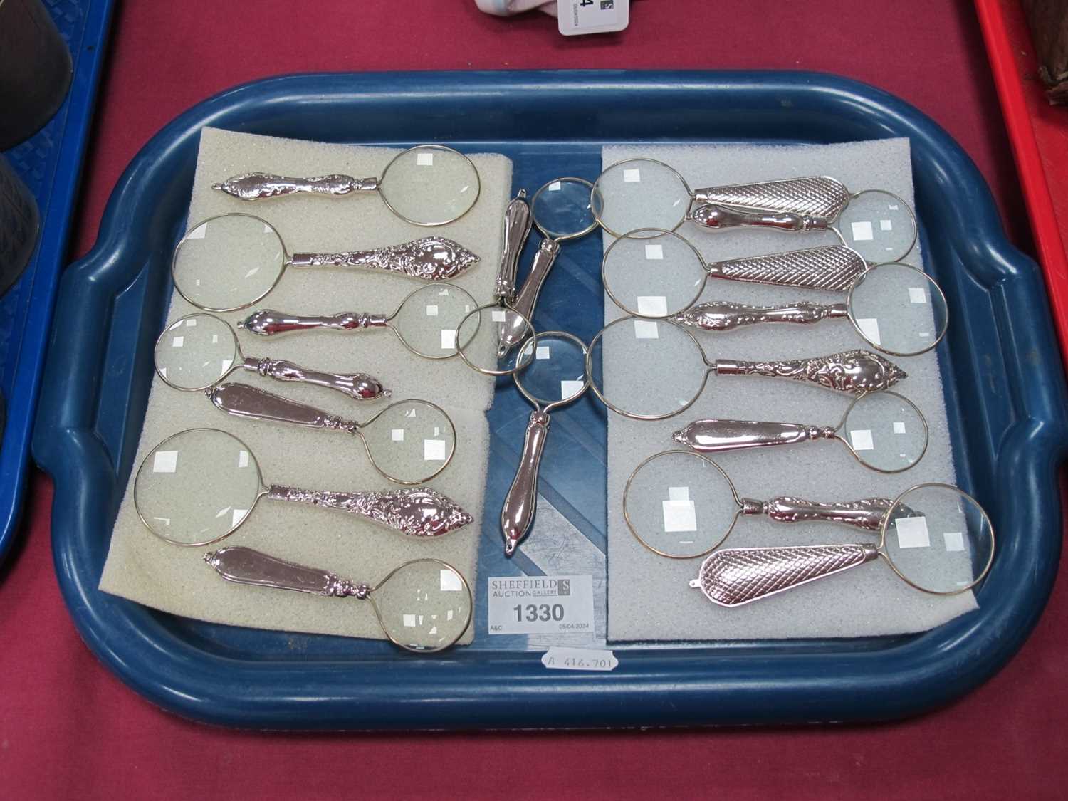 Magnifying Glasses, with varying white metal handles, the longest 13cm (18).