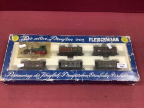 HO Scale Fleischmann Train Set No 4882, containing 0-6-0 locomotive and five carriages, contents