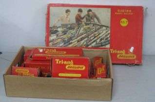 A Triang 'OO' Gauge/4mm Ref No RS7 D.M.U Boxed Trainset, consisting of a R157 diesel railcar, R158