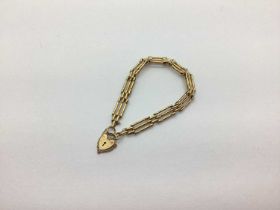 A Dainty 9ct Gold Gate Link Style Bracelet, to 9ct gold heart shape padlock style clasp (6.9grams).