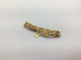 A 9ct Gold Gate Link Style Bracelet, to heart shape padlock style clasp, stamped "375" (6.2grams).