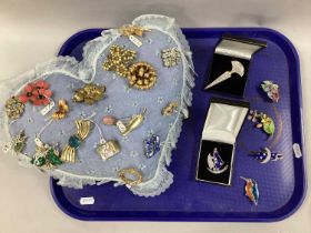 A Selection of Vintage and Later Brooches, including floral sprays, diamanté, gilt coloured, etc,