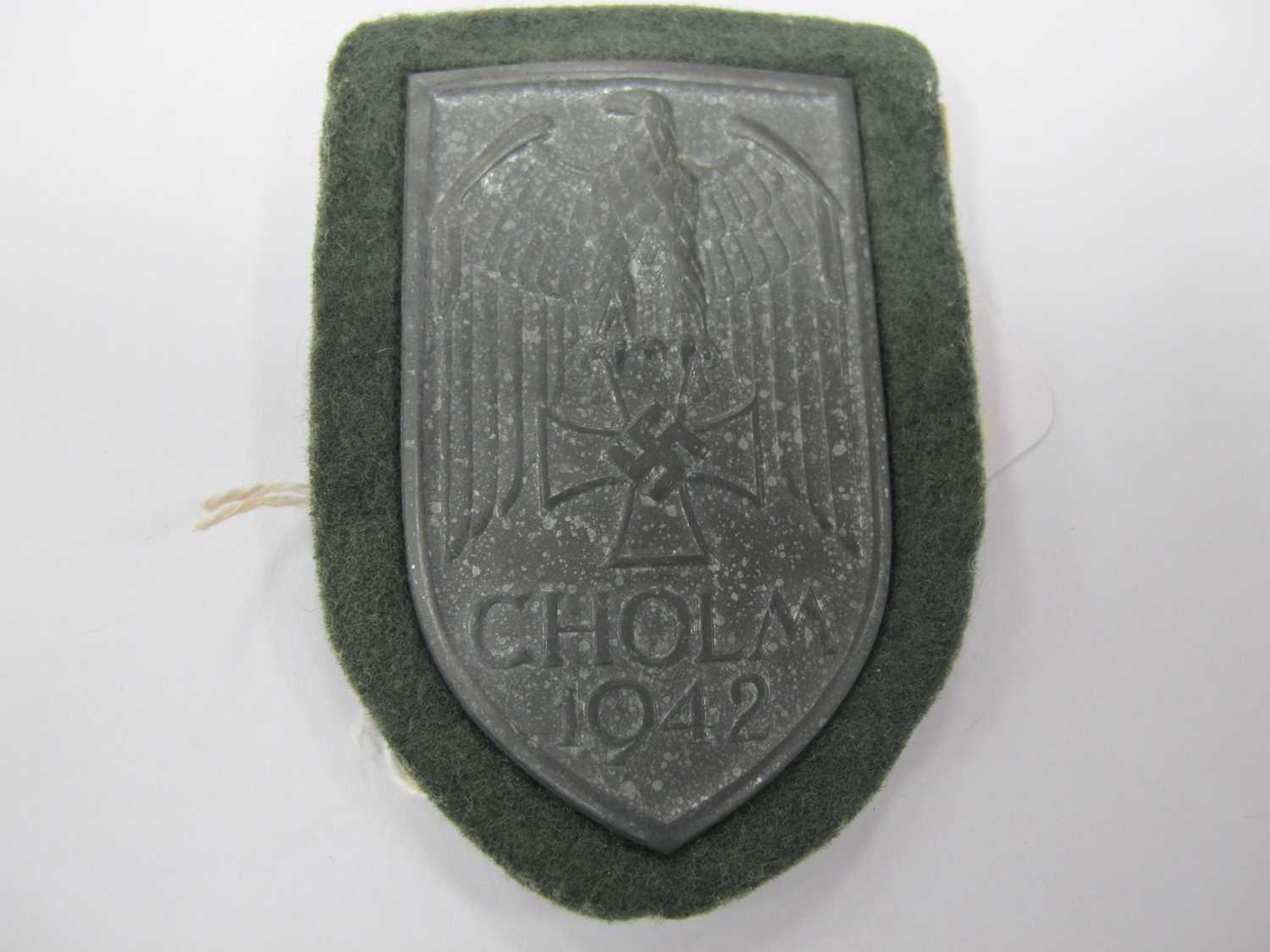 WWI Third Reich German Army Cholm/Kholm 1942 Campaign Shield, with field grey cloth backing. Due - Image 2 of 6