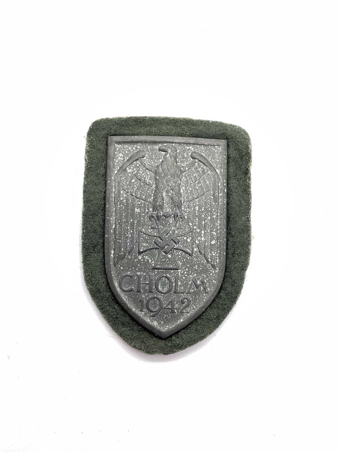 WWI Third Reich German Army Cholm/Kholm 1942 Campaign Shield, with field grey cloth backing. Due