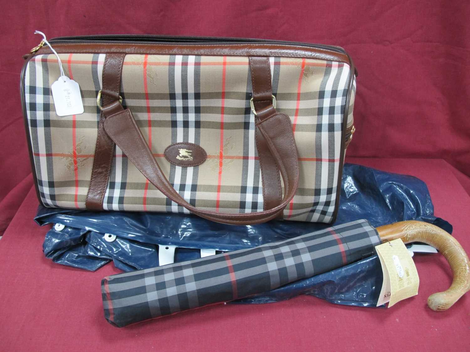 Burberry Holdall Bag, in real leather and traditional check. Burberry harrier umbrella. BAG WITH A