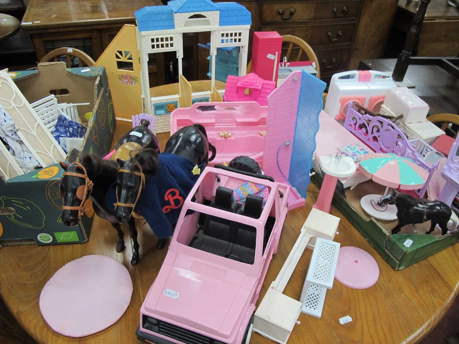 Sindy Horses, Palitoy Pippa Horse and horse jumping poles (incomplete), Sindy Jeep, and a large