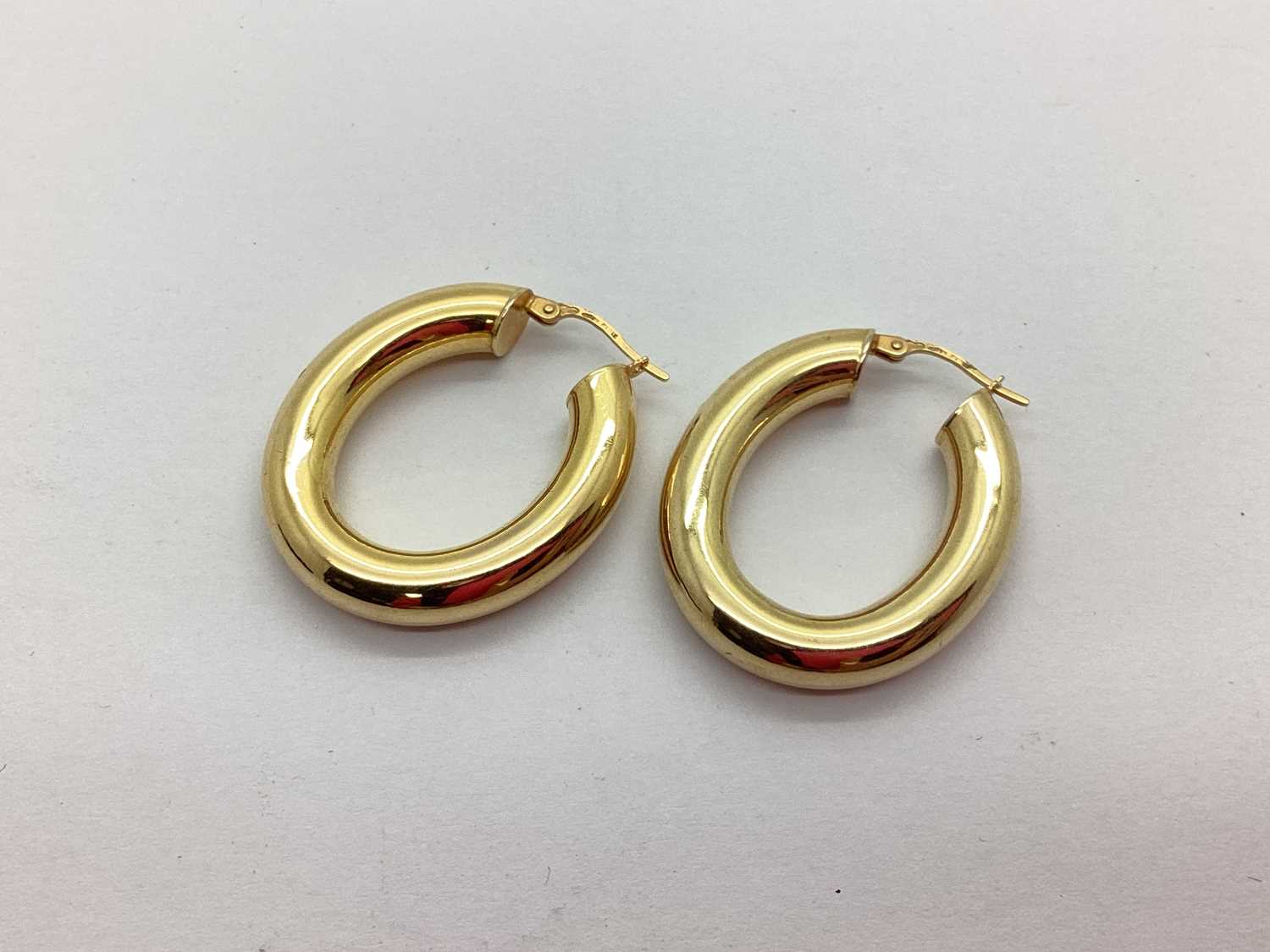 A Pair of Modern Unoaerre 9ct Gold Chunky Hollow Oval Hoop Earrings, (4.6grams).