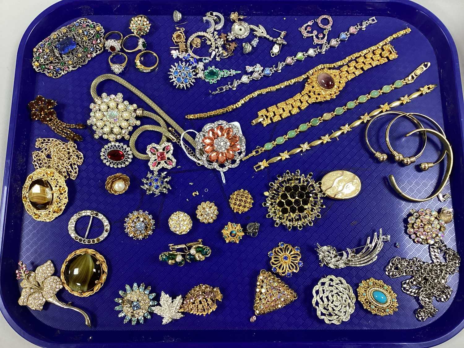 Assorted Costume Jewellery, including brooches, bracelets, etc (damages).