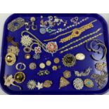 Assorted Costume Jewellery, including brooches, bracelets, etc (damages).