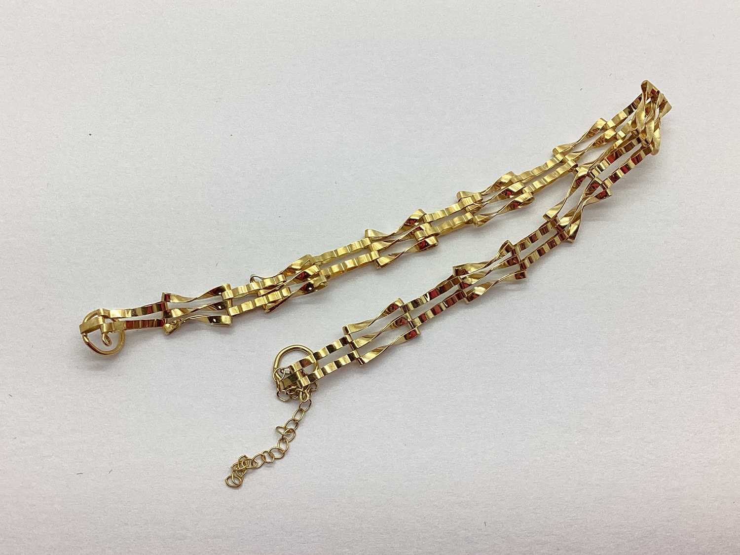 A Gate Style Bracelet, of openwork design, stamped "375" (lacking clasp/damages) (1.8grams).