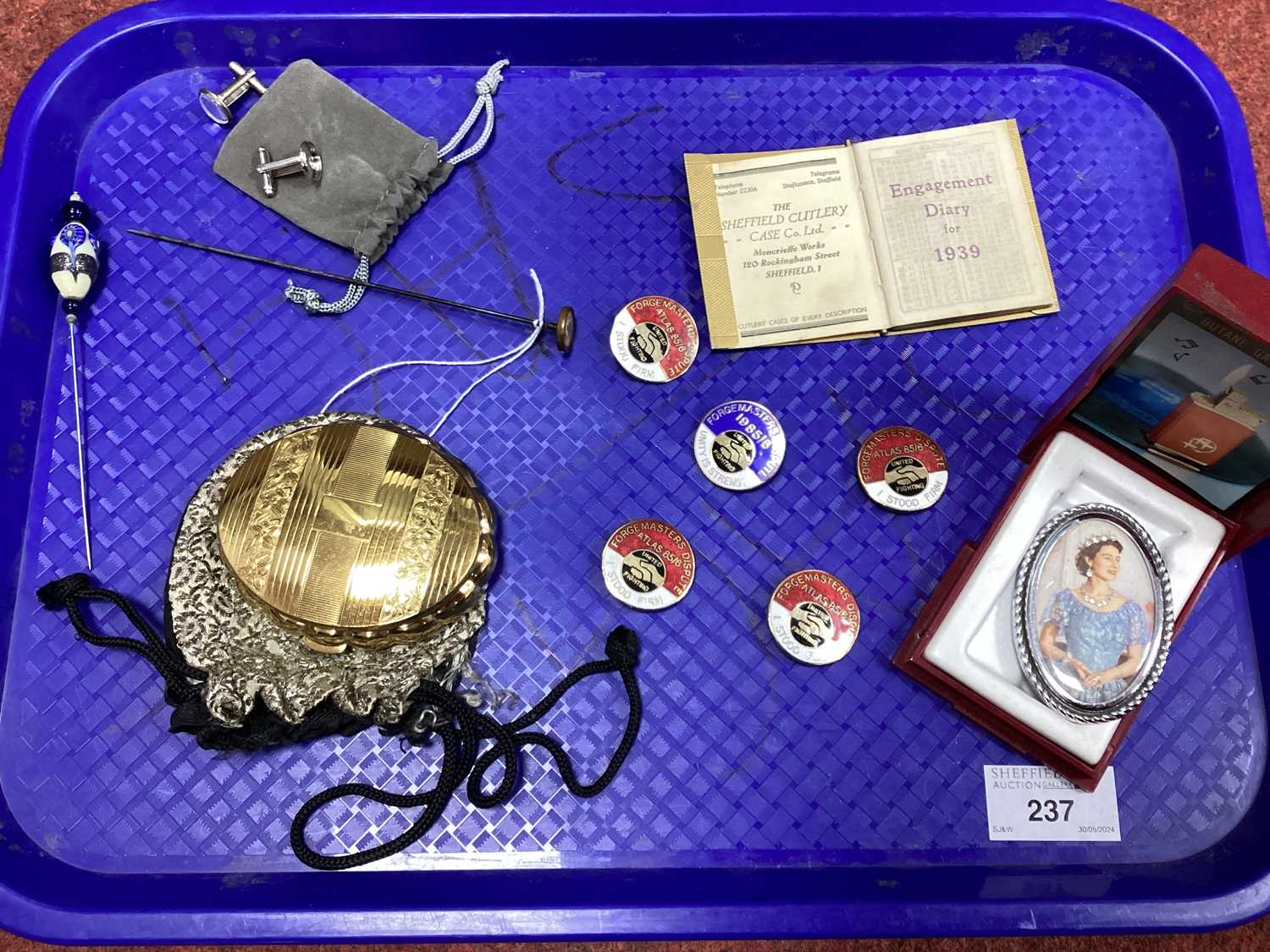 1980's Forgemasters (Sheffield) Dispute Enamel Badges, vintage brooch of Queen Elizabeth II, Kigu