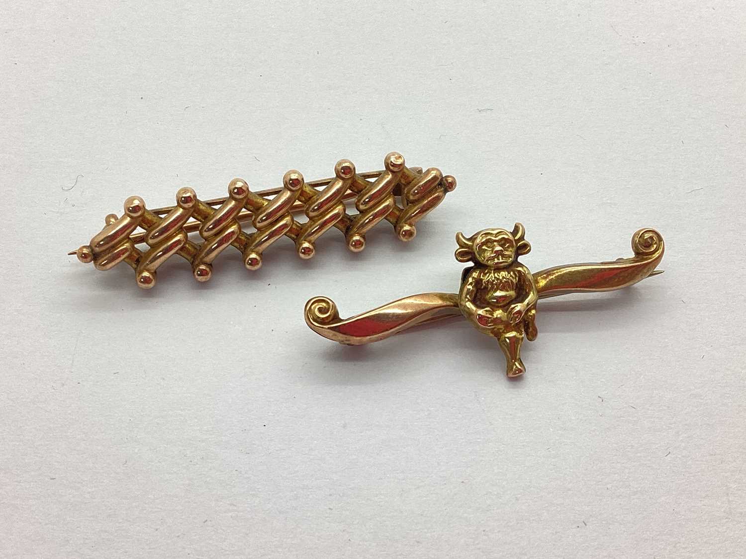 A Vintage Lincoln Imp Souvenir Bar Brooch, stamped "9ct Gold"; together with a fancy curb link style