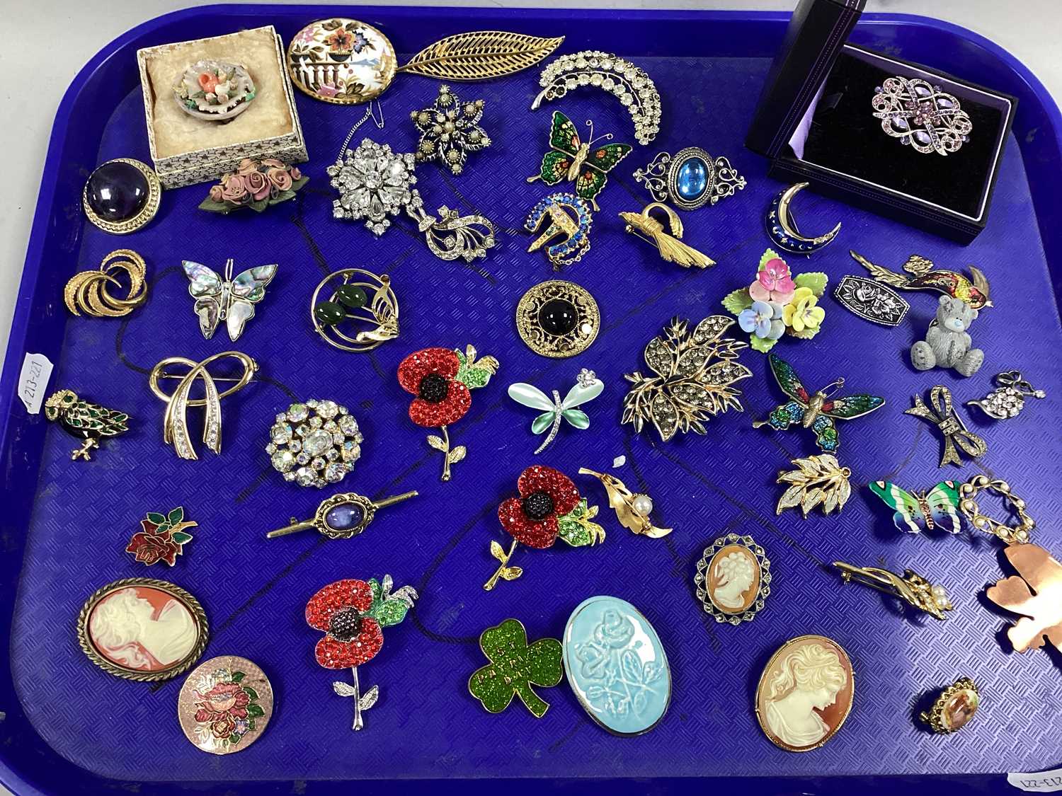 A Collection of Modern Brooches, to include gilt tone foliage design, costume cameo portrait, enamel