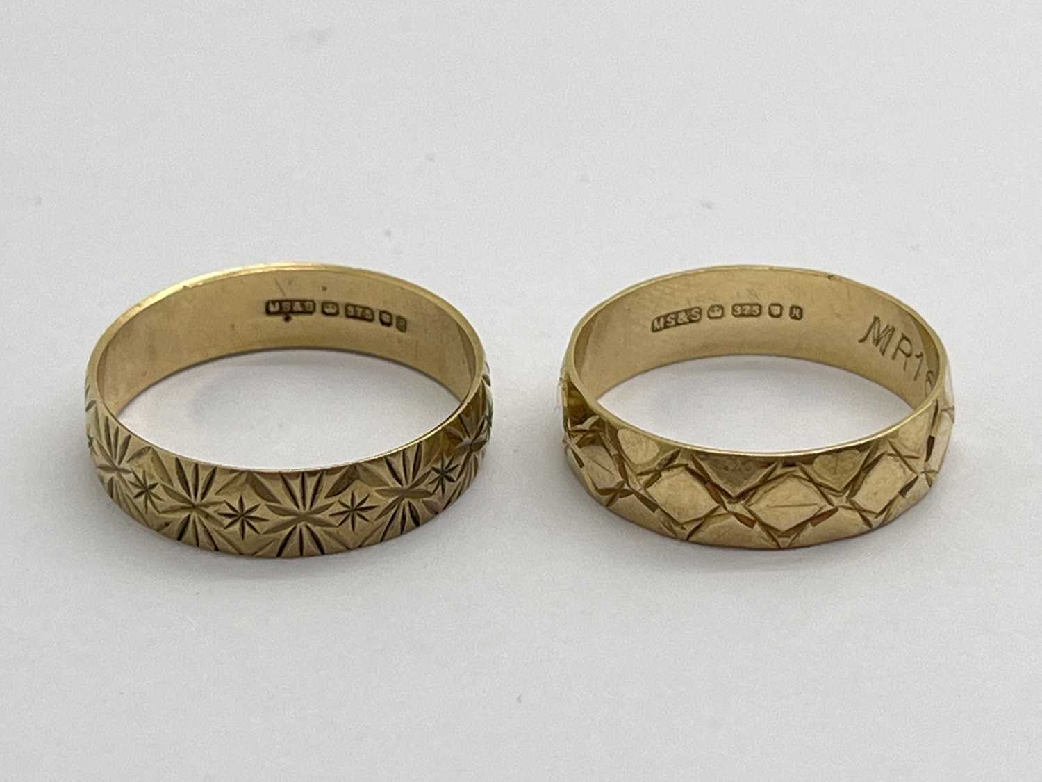 A 9ct Gold Band Ring, of uniform allover starburst design, inner engraved "R7-5", (finger size O),