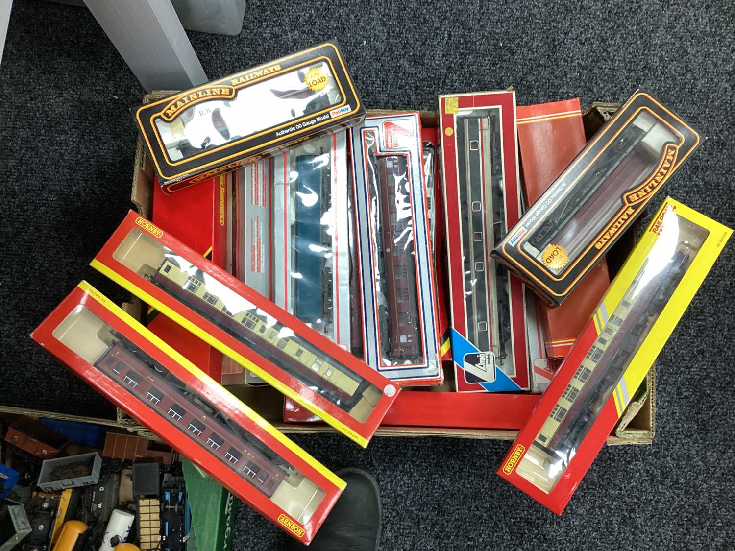 OO gauge coaches from Mainline, Hornby, Lima etc. boxed, approx. 20