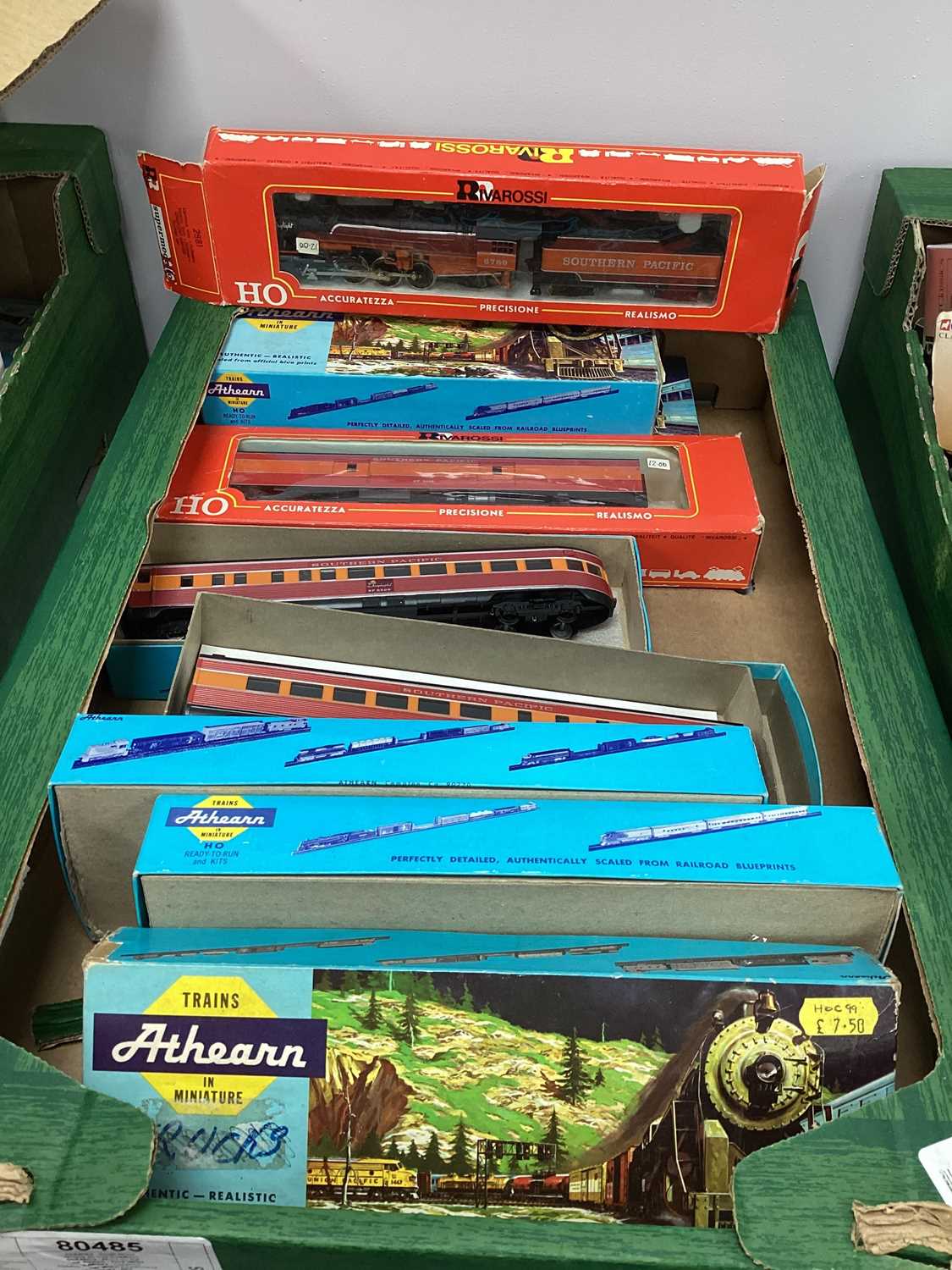 HO gauge Southern Pacific Loco, rolling stock etc. from Athearn and Rivarossi, boxed. (9)