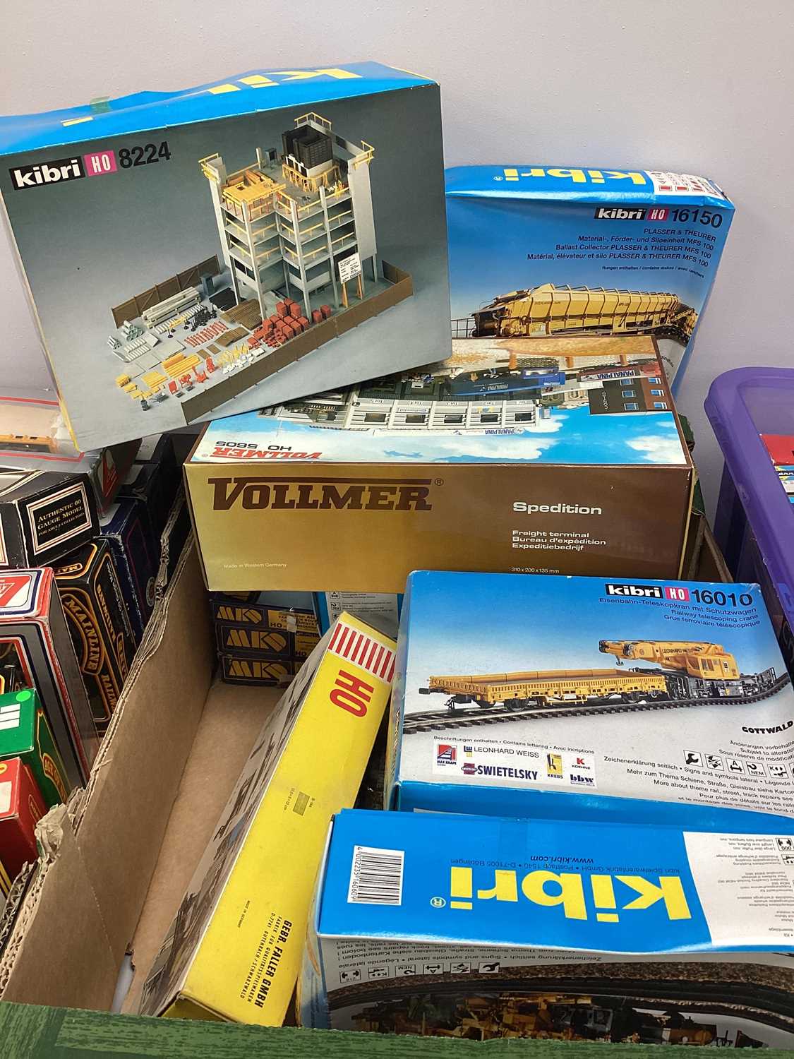 HO gauge lineside kits by Kibri, Vollmermetc, boxed, unchecked for completeness, approx 15