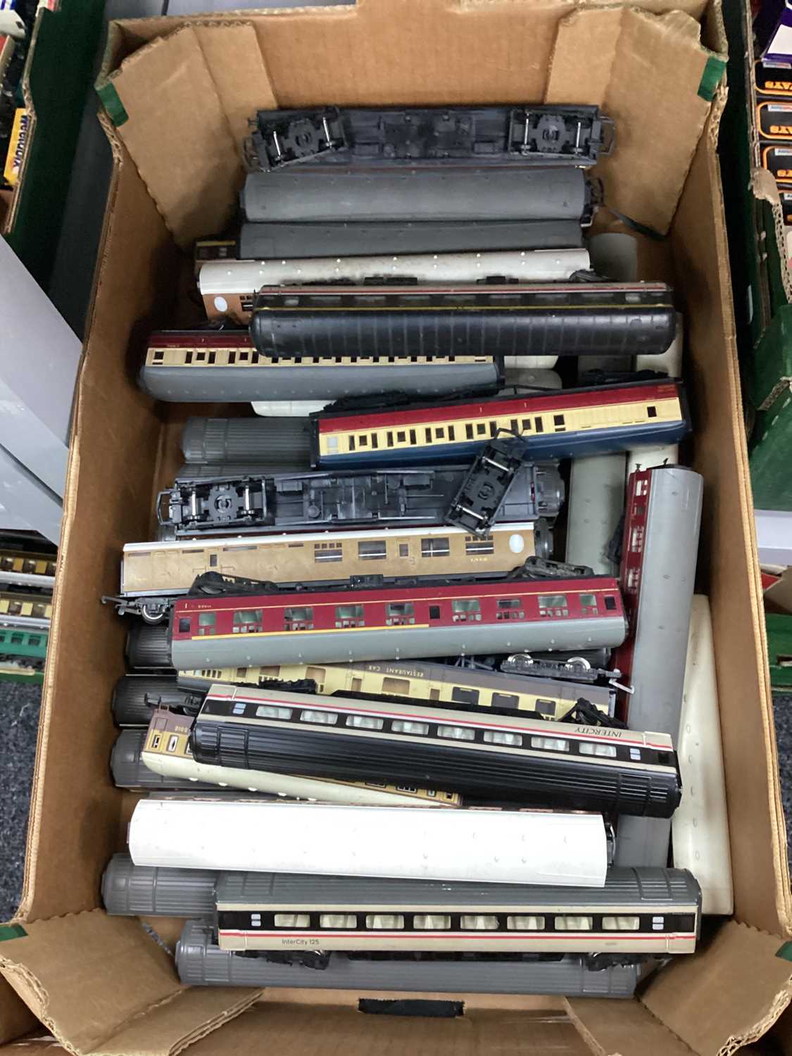 OO gauge coaches, various makers, loose, playworn, approx. 35